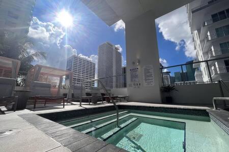 Explore Miami's Heat - Cozy Pool & Gym Apartment Miami
