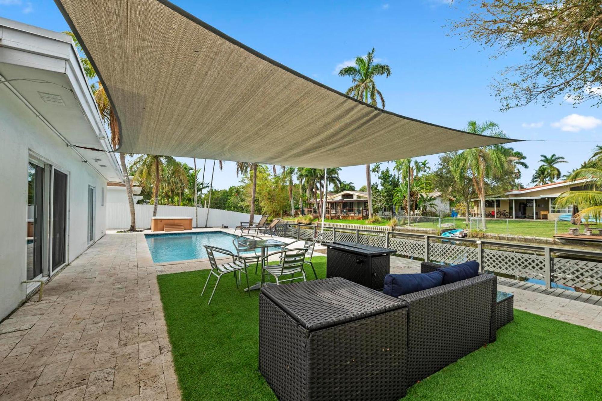 Hyperion - Luxurious 5b W Pool & Lounge Holiday home *