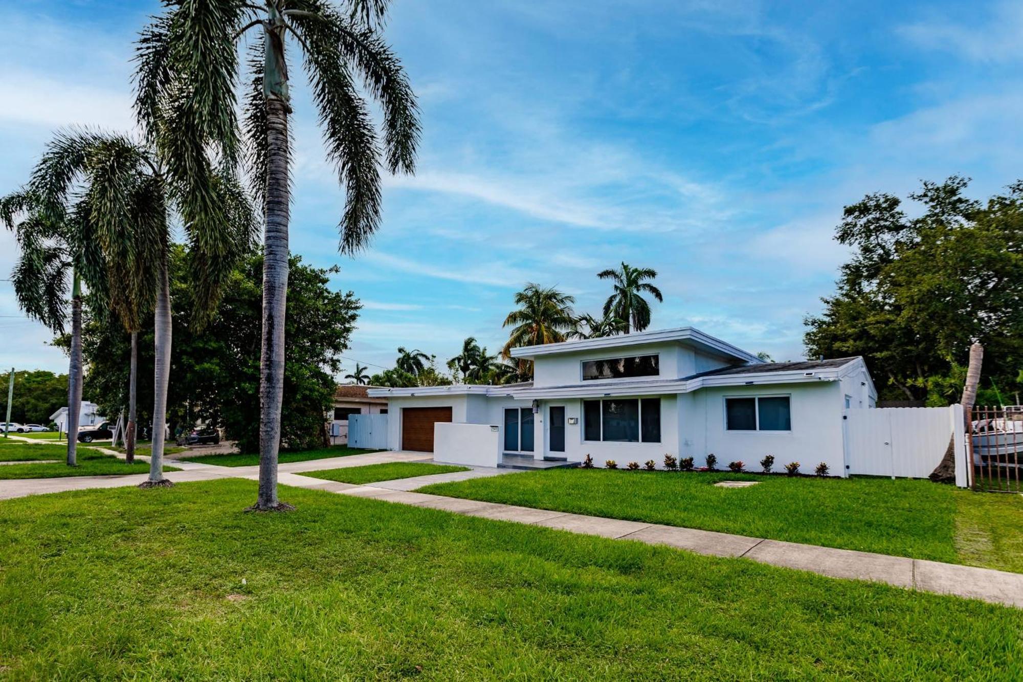 Hyperion - Luxurious 5b W Pool & Lounge Holiday home *