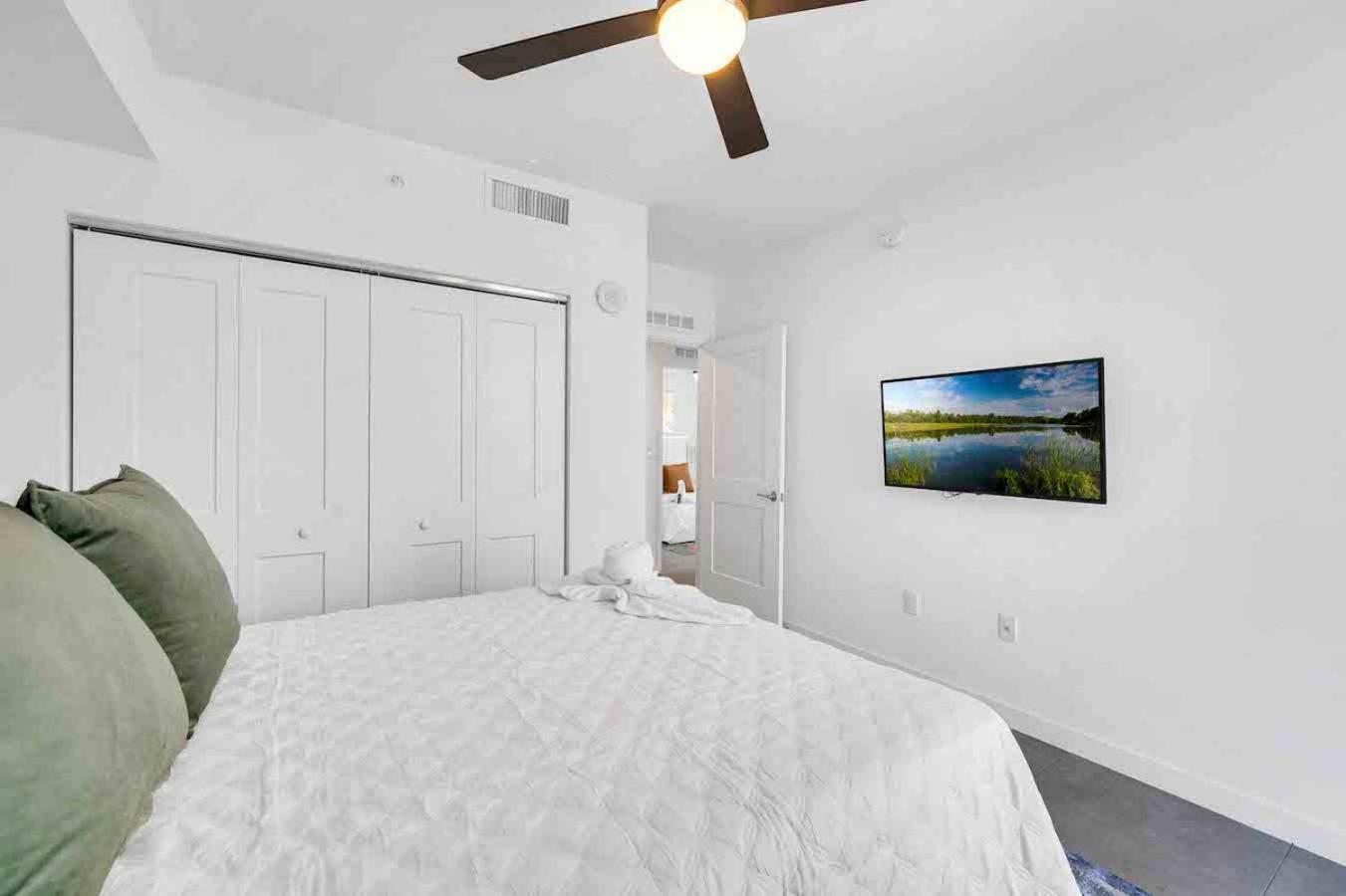 Amazing 3 Bed Unit In Dwntwn With Free Parking