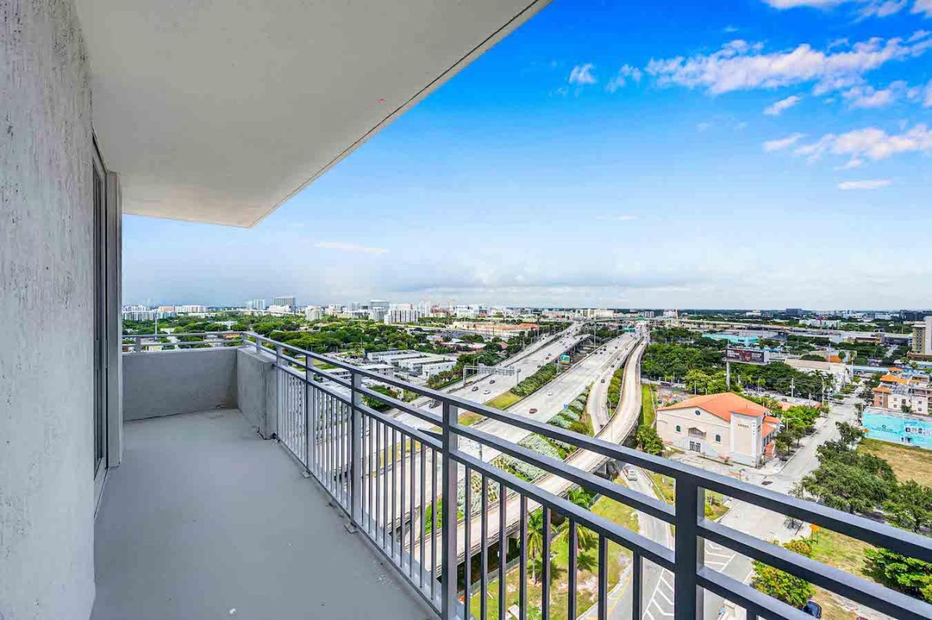 Amazing 3 Bed Unit In Dwntwn With Free Parking Miami