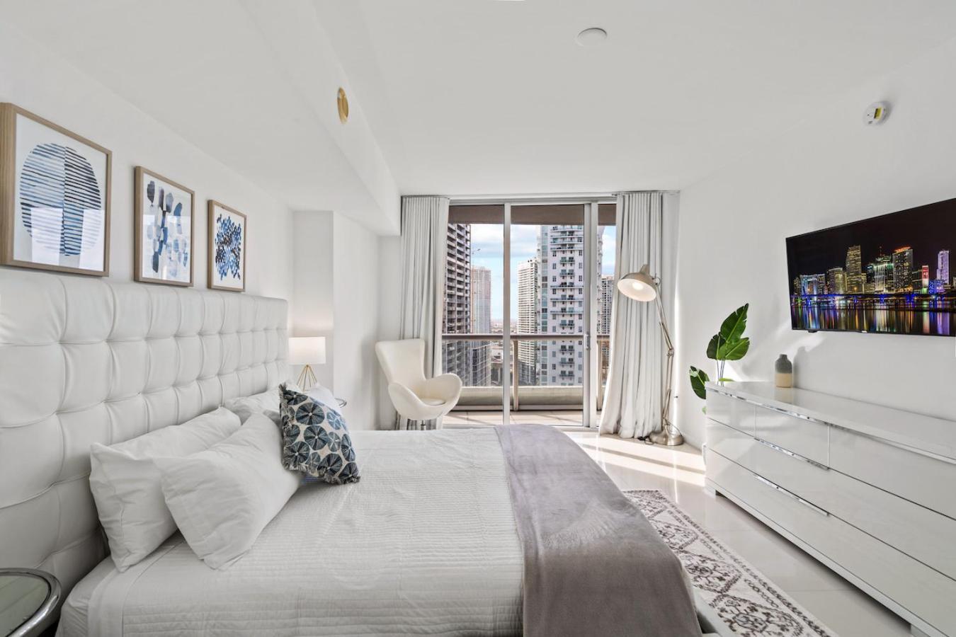 Modern High Rise One Bedroom At Icon Brickell *