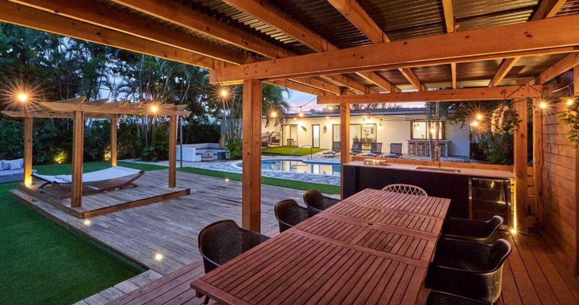Lakefront Villa: Tropical Backyard & Kayak Tgh * Miami