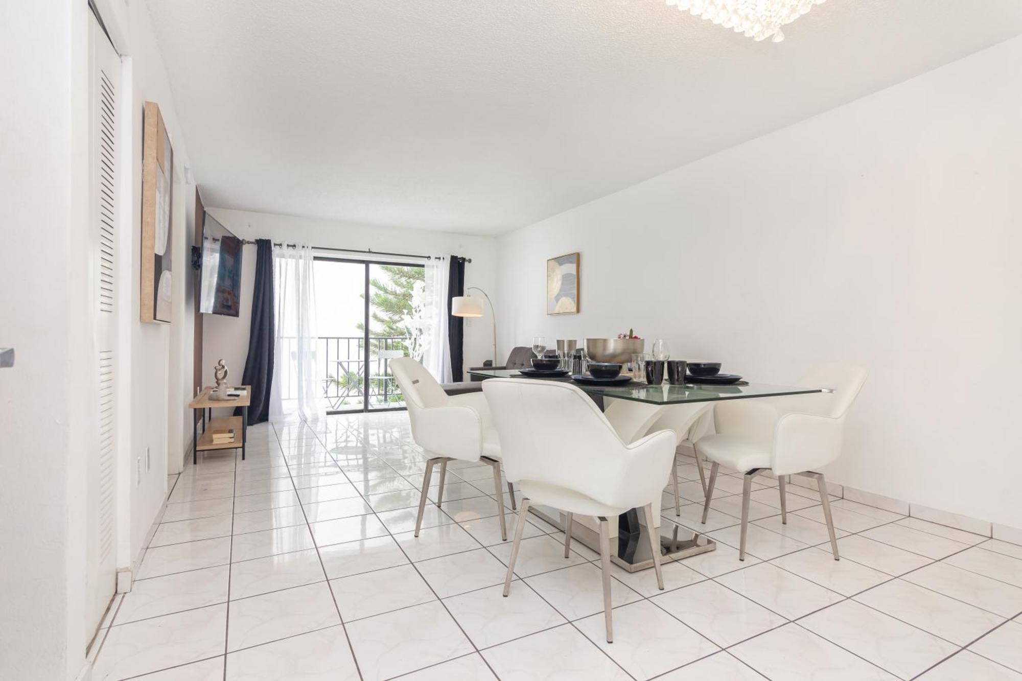 One Bedroom - With Parking & Balcony - Heart Of Wynwood Apartment