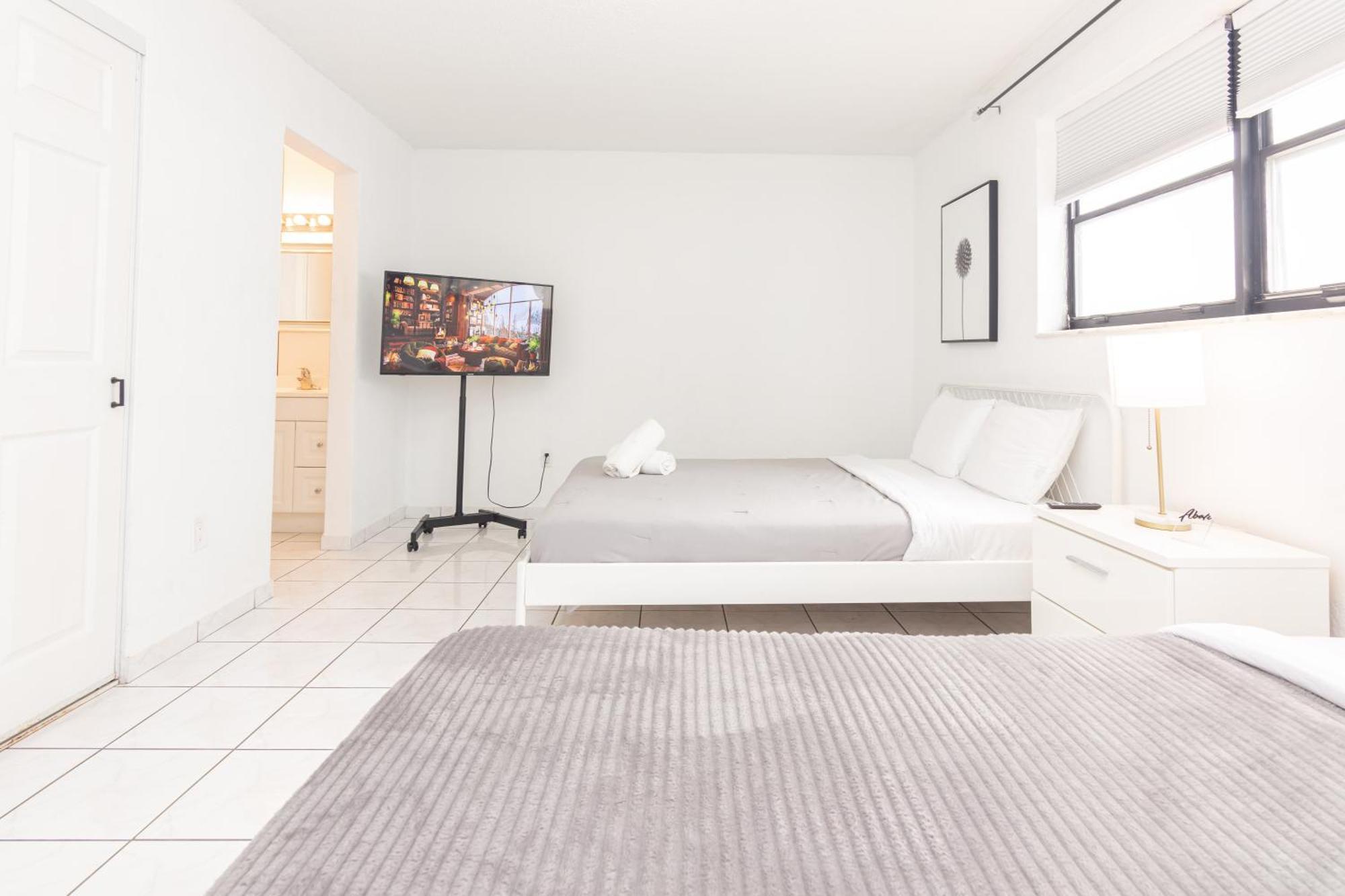 One Bedroom - With Parking & Balcony - Heart Of Wynwood Apartment *
