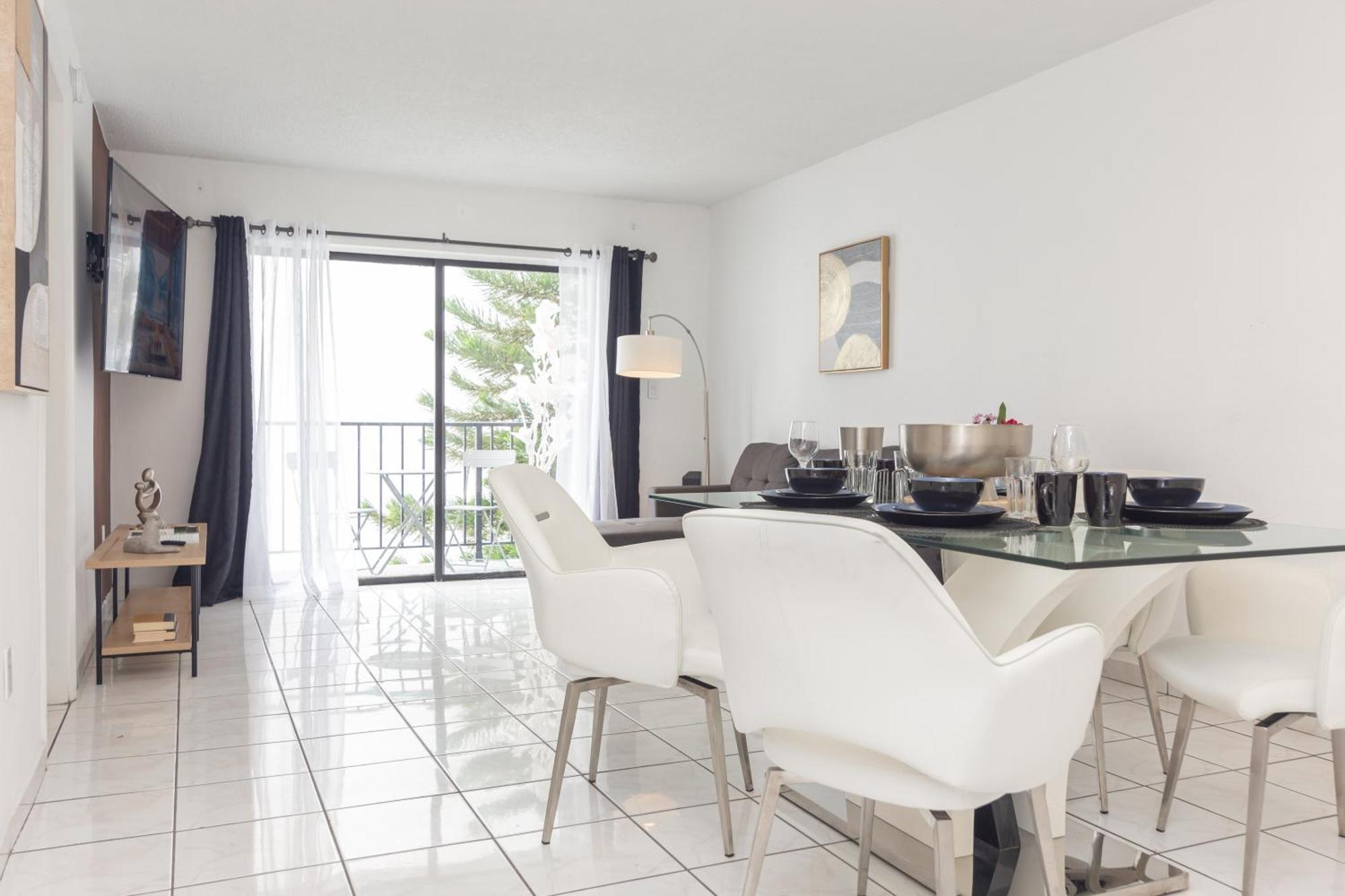 One Bedroom - With Parking & Balcony - Heart Of Wynwood