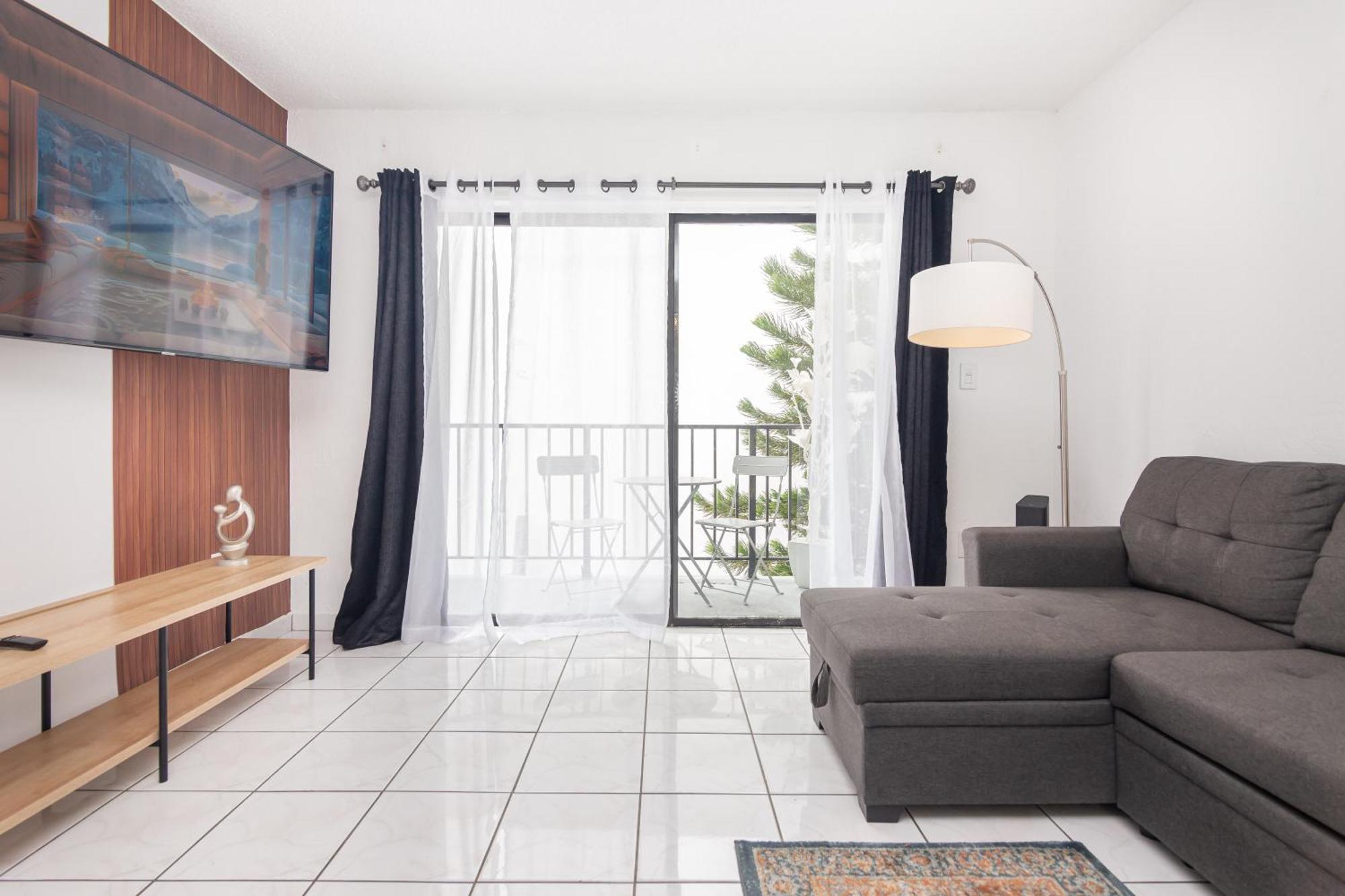 Apartment One Bedroom - With Parking & Balcony - Heart Of Wynwood *