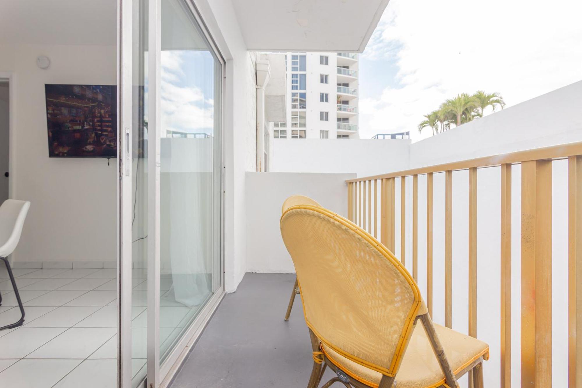 Apartment One Bedroom - With Parking & Balcony - Heart Of Wynwood *