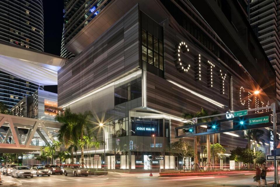 Upscale Brickell 3 Bedroom With Water Views And Free Parking