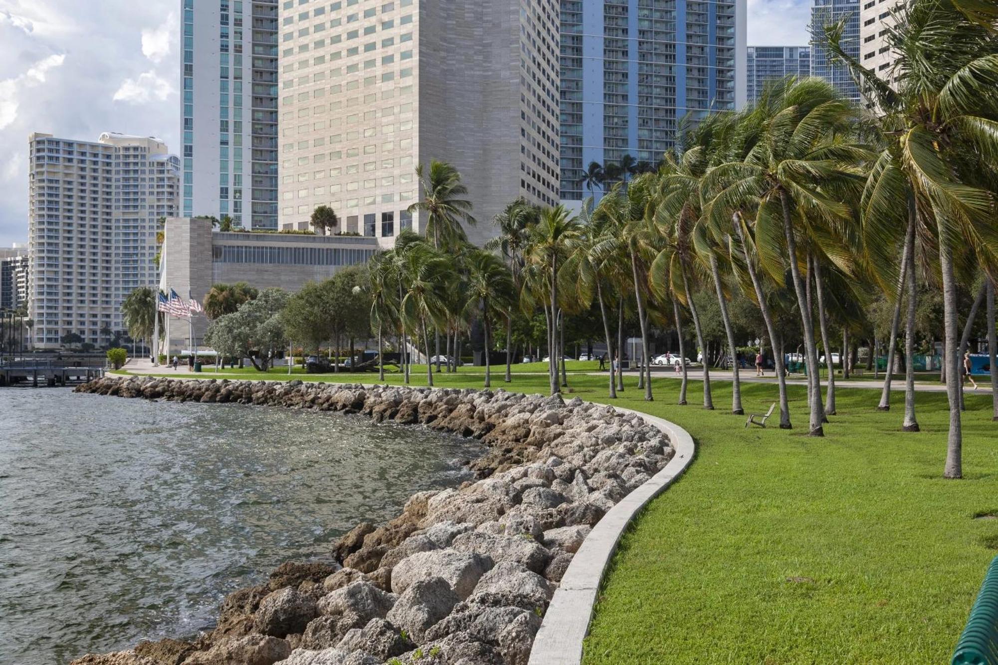 Upscale Brickell 3 Bedroom With Water Views And Free Parking