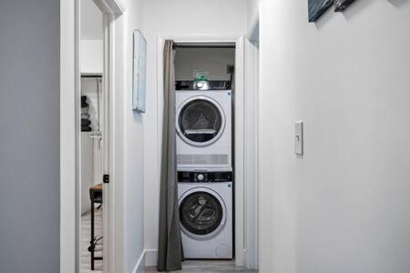 Huge 1 Bed Newly Renovated Free Parking Apartment