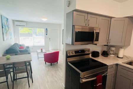 Huge 1 Bed Newly Renovated Free Parking Miami