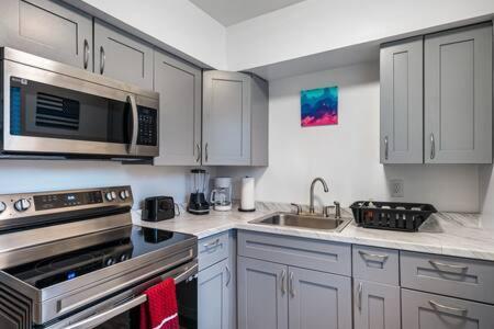 Huge 1 Bed Newly Renovated Free Parking Apartment