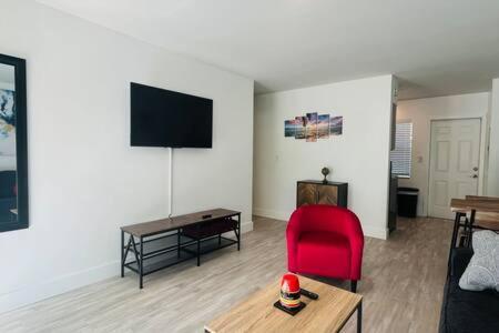 Huge 1 Bed Newly Renovated Free Parking *