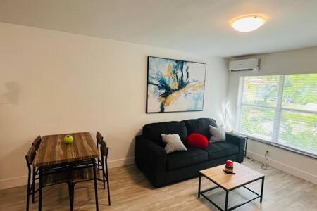 Huge 1 Bed Newly Renovated Free Parking Apartment *
