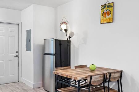 Huge 1 Bed Newly Renovated Free Parking * Miami