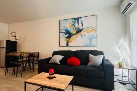 Huge 1 Bed Newly Renovated Free Parking