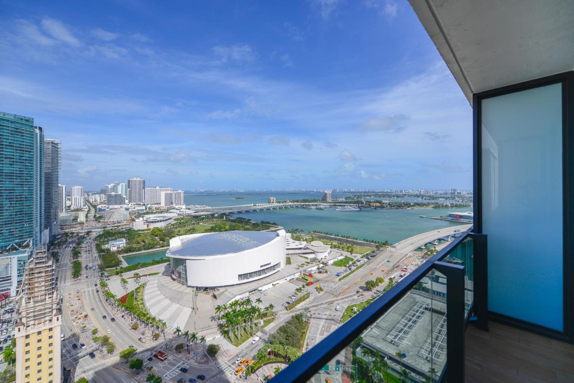 Luxury Studio Steps Away From Bayfront Park Miami