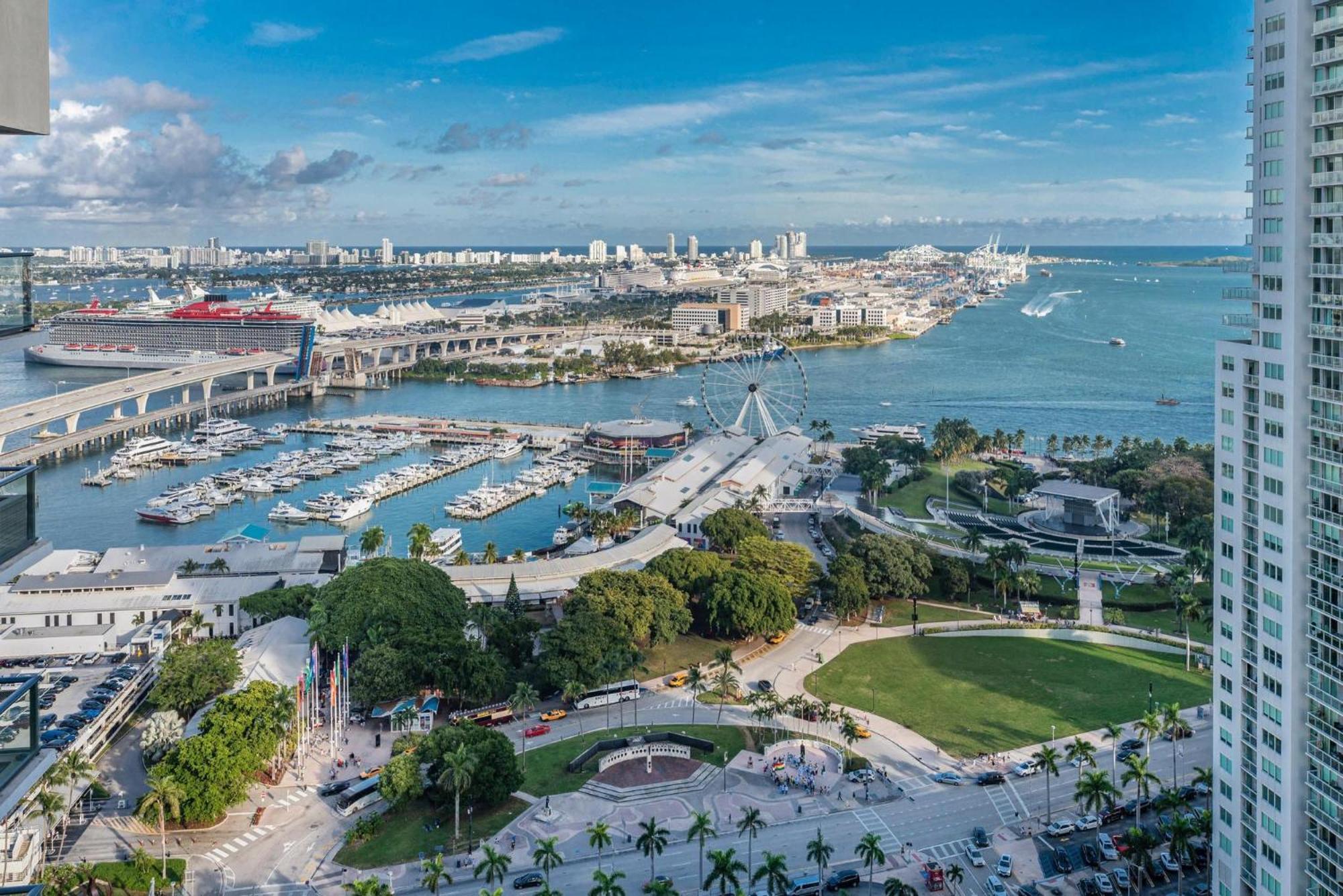 Apartment Stylish Bayfront Park High-rise 2-king Bed, 2 Bath