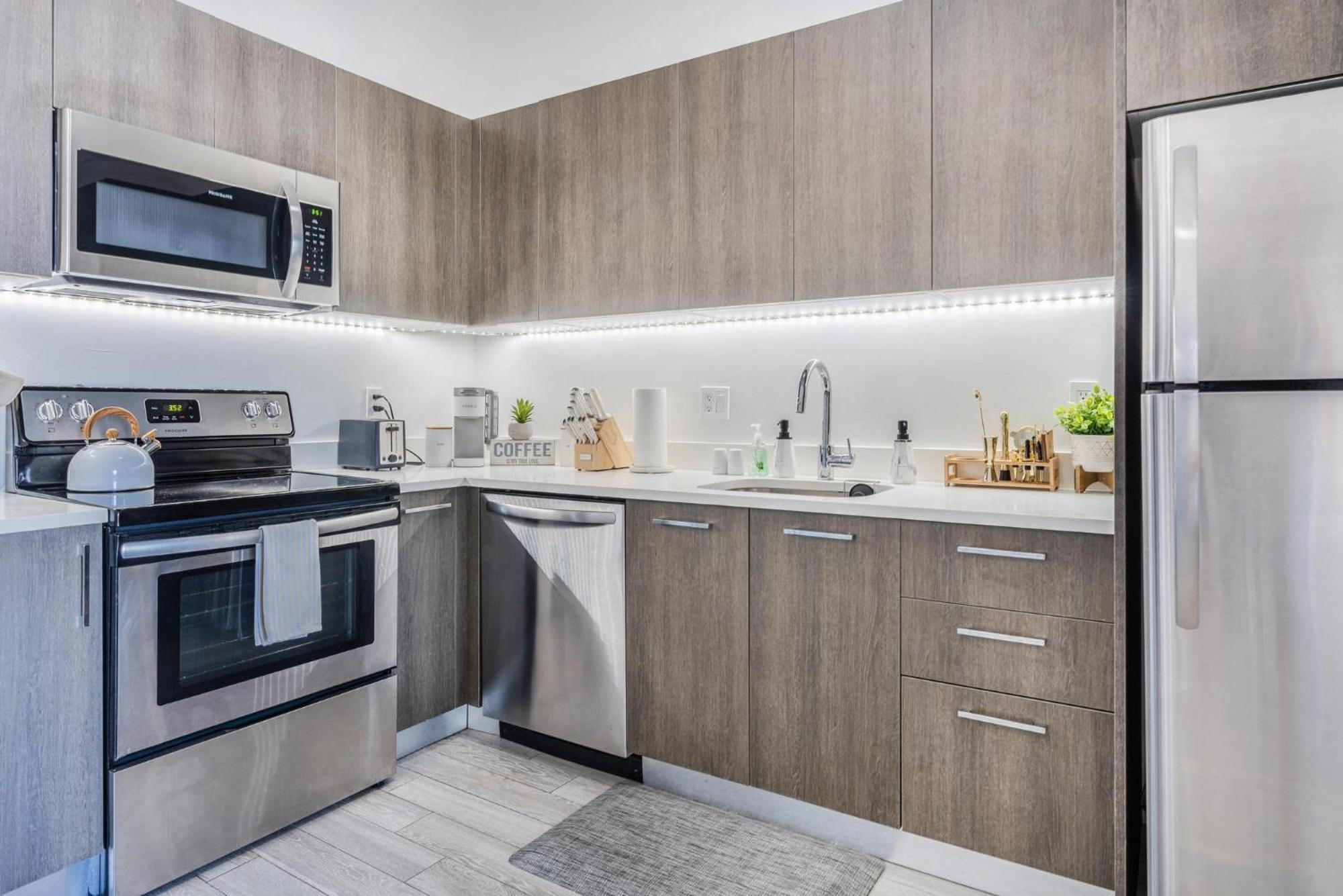 Stylish Bayfront Park High-rise 2-king Bed, 2 Bath Apartment *