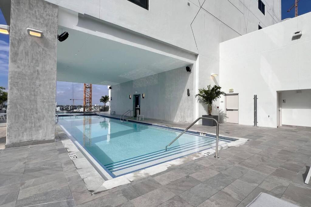 New 1/1 In Smart Brickell With Parking *