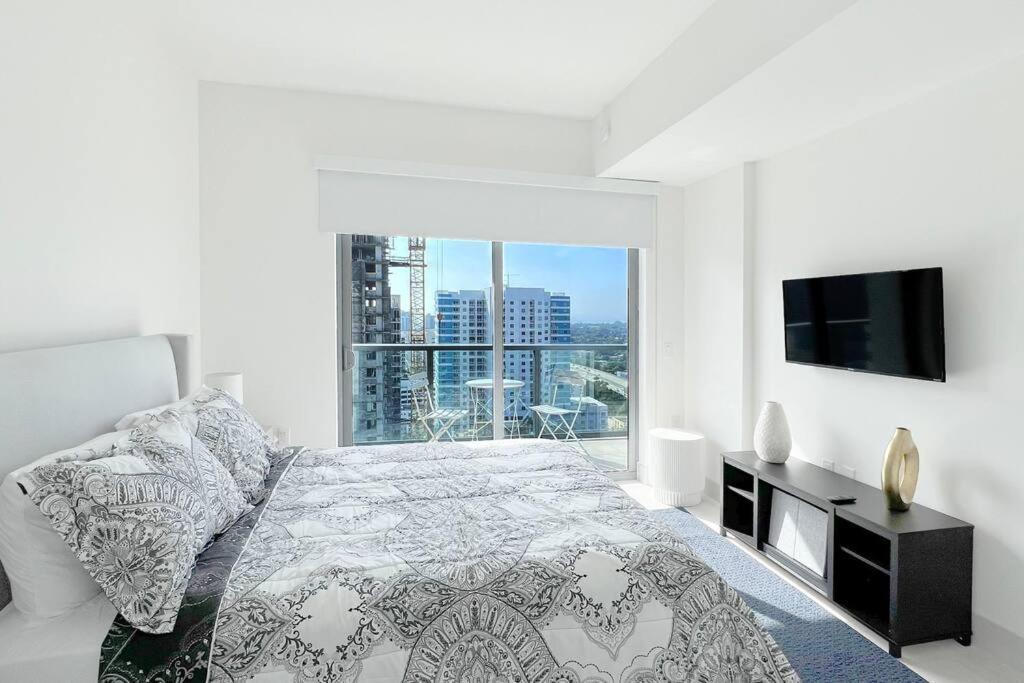 New 1/1 In Smart Brickell With Parking Miami