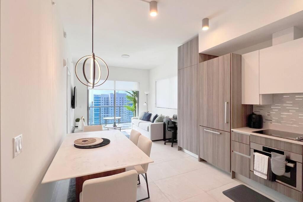 New 1/1 In Smart Brickell With Parking Miami