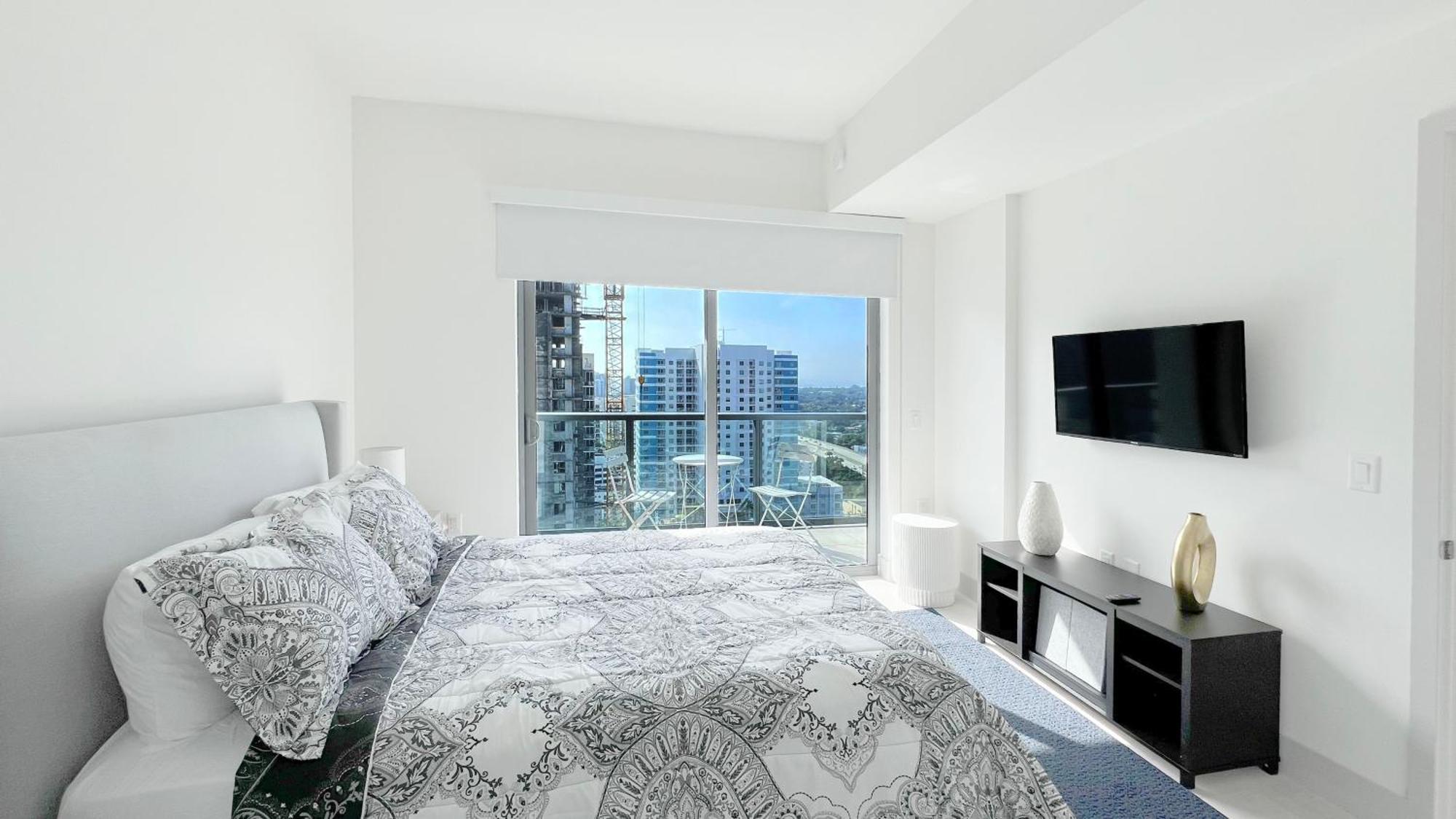 New 1/1 In Smart Brickell With Parking Miami