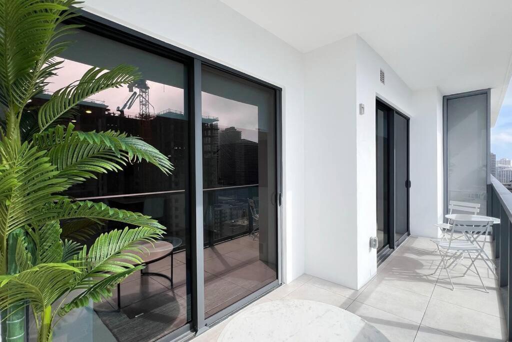 New 1/1 In Smart Brickell With Parking *