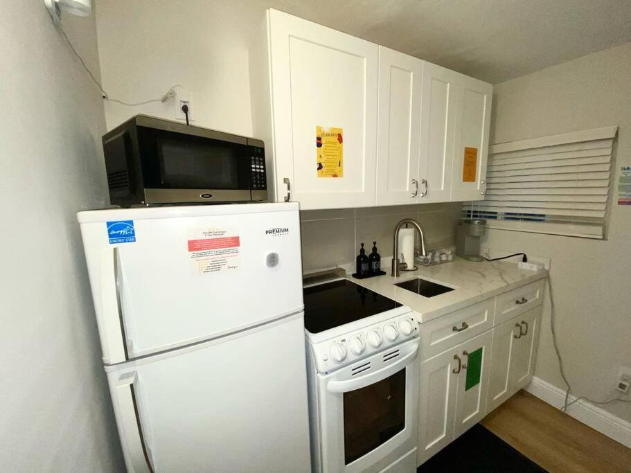 Apartment Cozy & Colorful Art Canvas W/hottub & Murals *