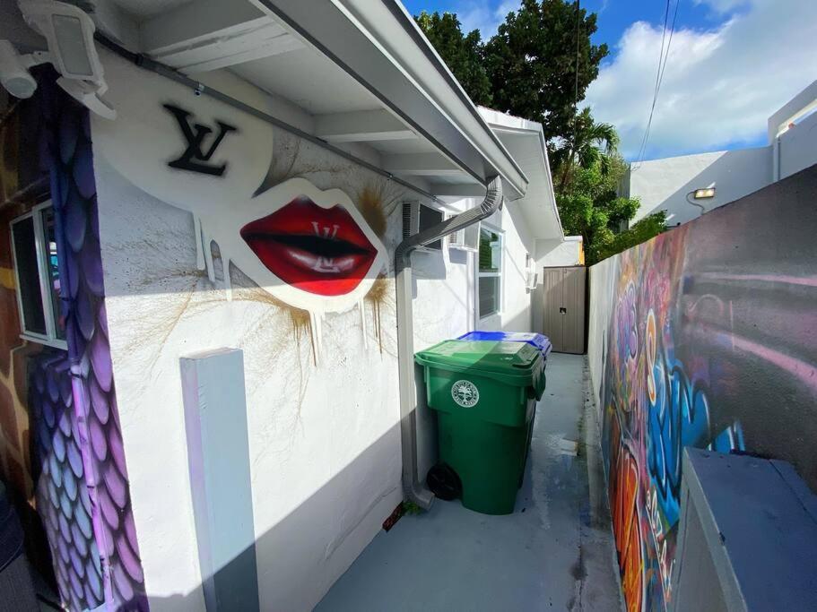 Cozy & Colorful Art Canvas W/hottub & Murals *