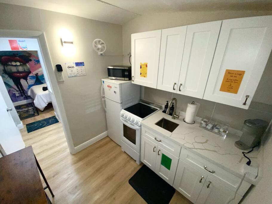 Apartment Cozy & Colorful Art Canvas W/hottub & Murals