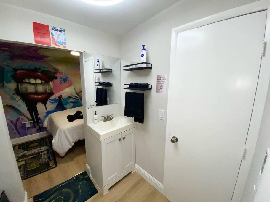 Cozy & Colorful Art Canvas W/hottub & Murals Apartment