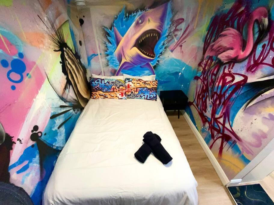 Apartment Cozy & Colorful Art Canvas W/hottub & Murals *