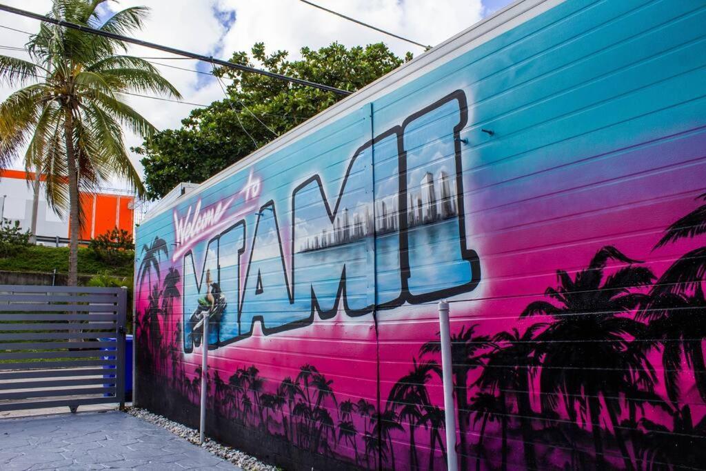 Cozy & Colorful Art Canvas W/hottub & Murals *