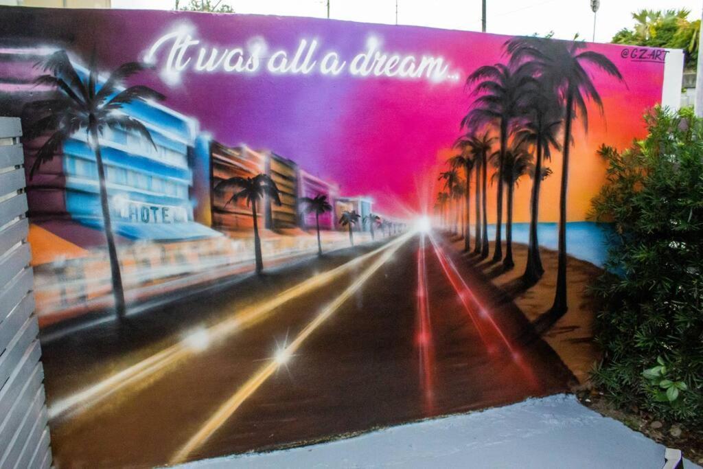 Cozy & Colorful Art Canvas W/hottub & Murals