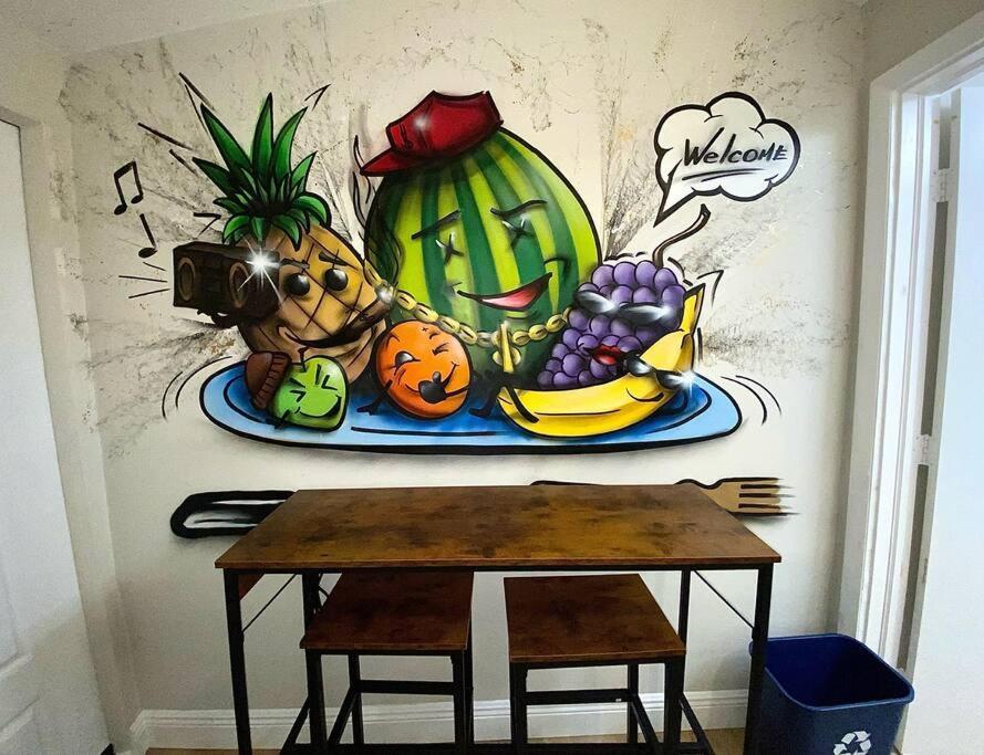 Cozy & Colorful Art Canvas W/hottub & Murals Apartment *