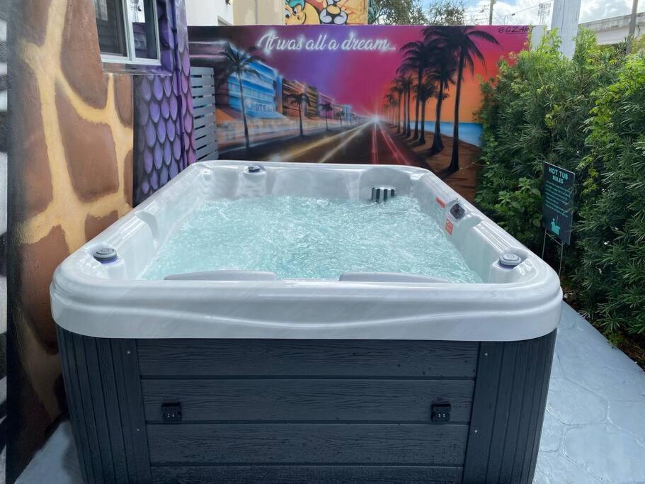 Cozy & Colorful Art Canvas W/hottub & Murals Apartment