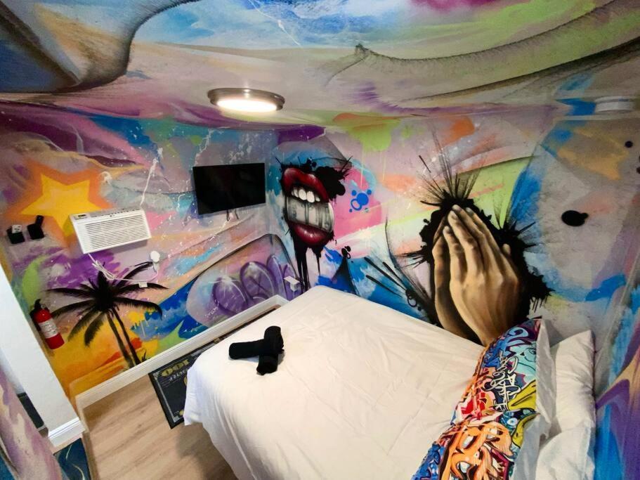 Apartment Cozy & Colorful Art Canvas W/hottub & Murals Miami