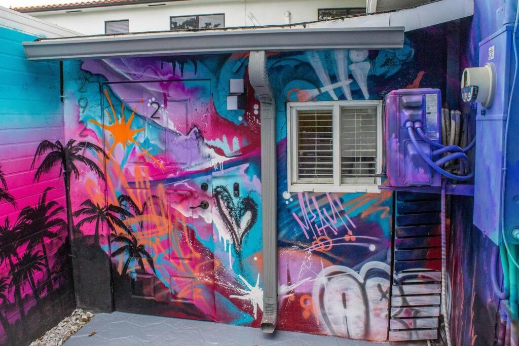 Apartment Cozy & Colorful Art Canvas W/hottub & Murals *