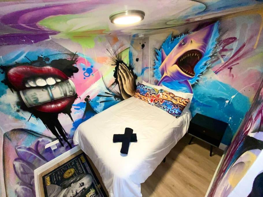 Cozy & Colorful Art Canvas W/hottub & Murals Apartment *
