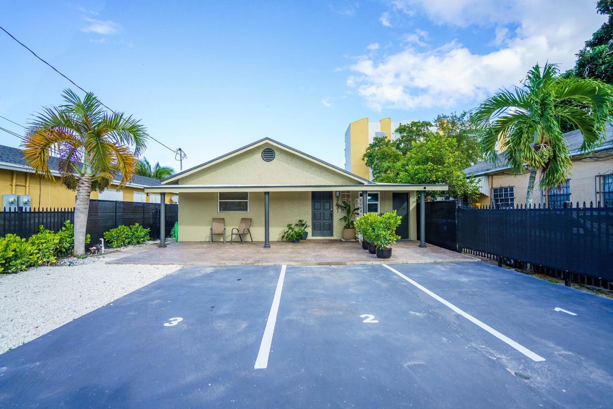 Apartment 2 Bd W/ Private Parking, Private Yard & W/d