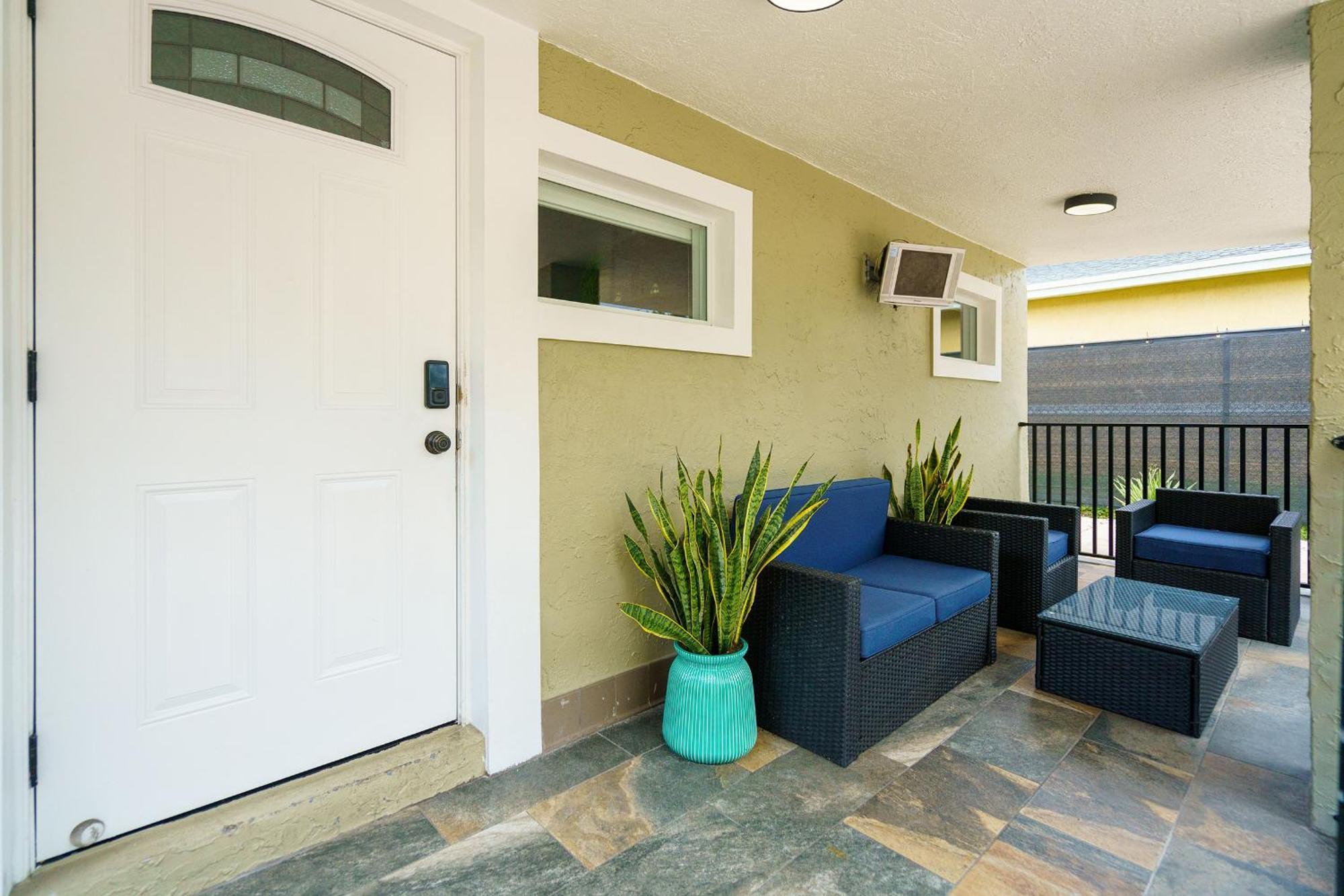 Apartment 2 Bd W/ Private Parking, Private Yard & W/d