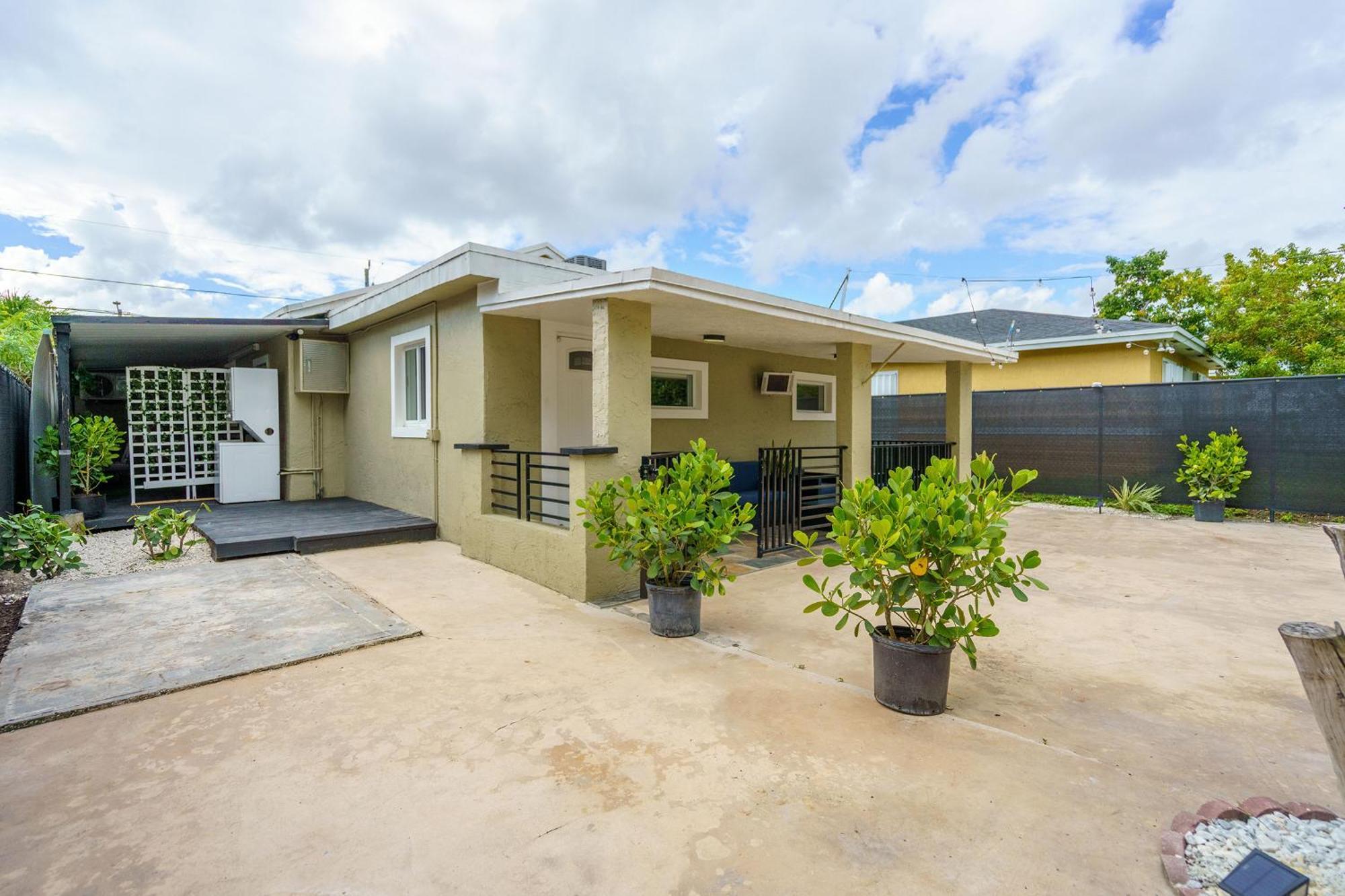 2 Bd W/ Private Parking, Private Yard & W/d Apartment Miami