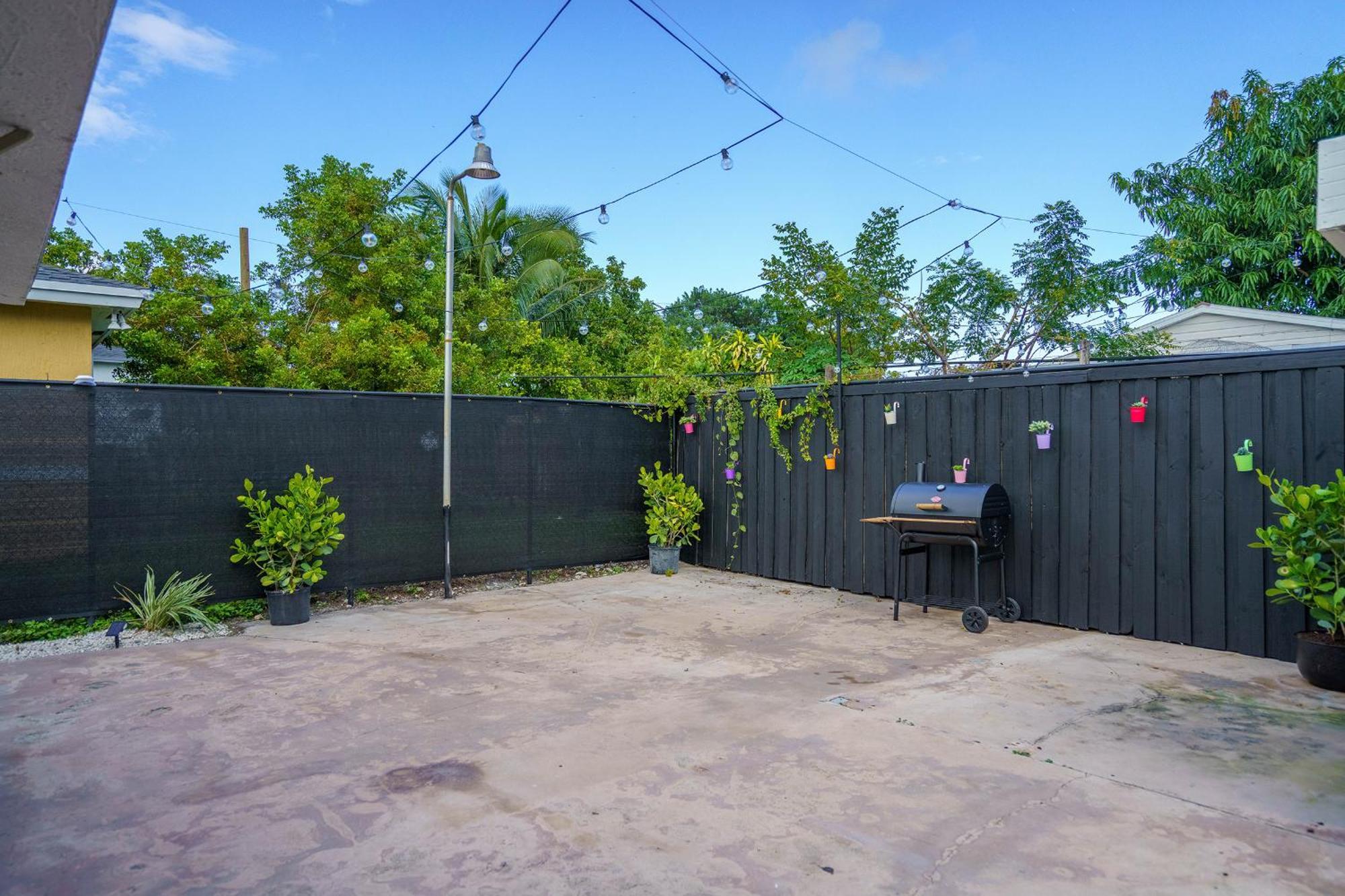 2 Bd W/ Private Parking, Private Yard & W/d Miami