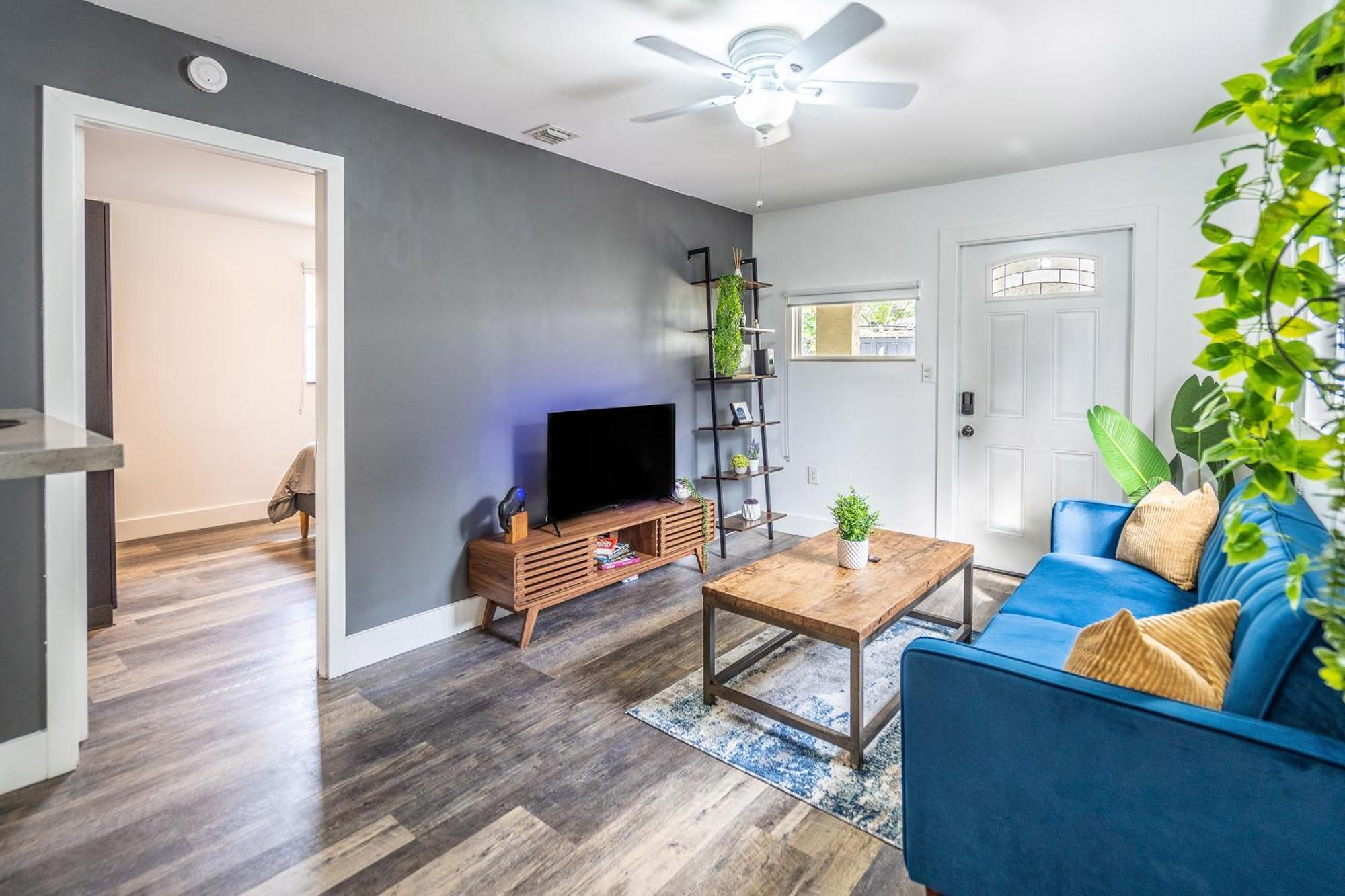 2 Bd W/ Private Parking, Private Yard & W/d *