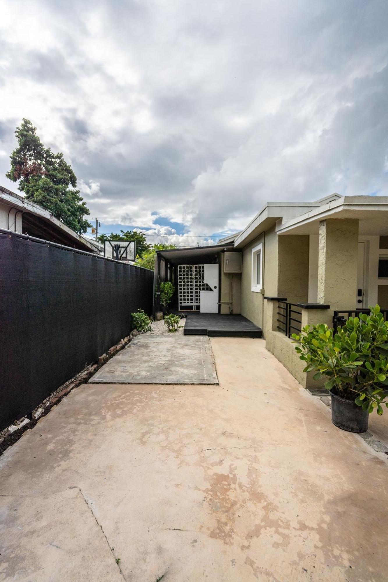 Apartment 2 Bd W/ Private Parking, Private Yard & W/d