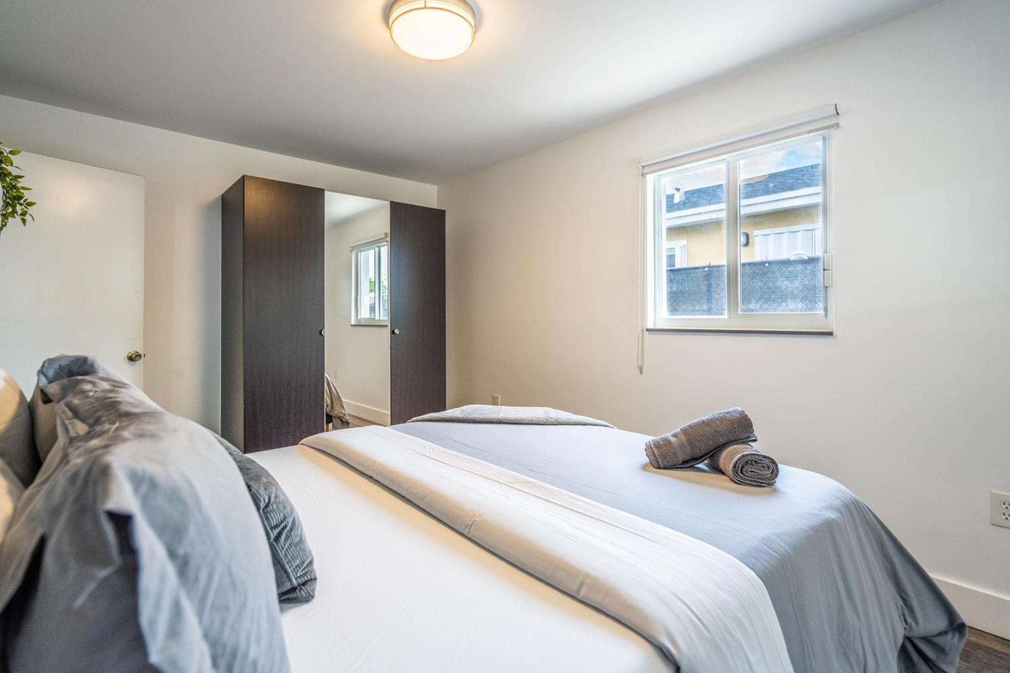 Apartment 2 Bd W/ Private Parking, Private Yard & W/d *