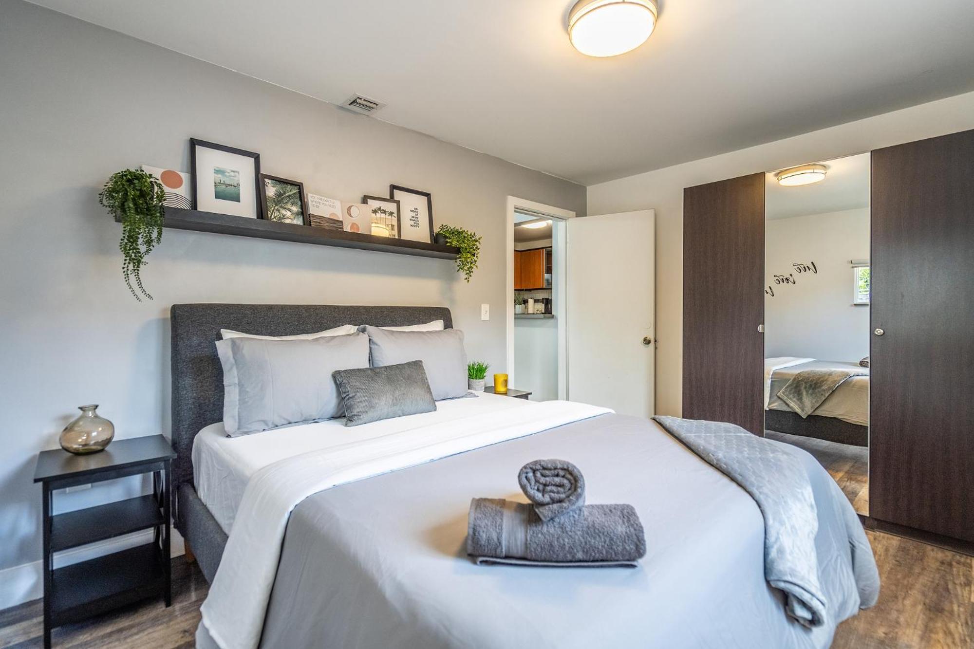 Apartment 2 Bd W/ Private Parking, Private Yard & W/d