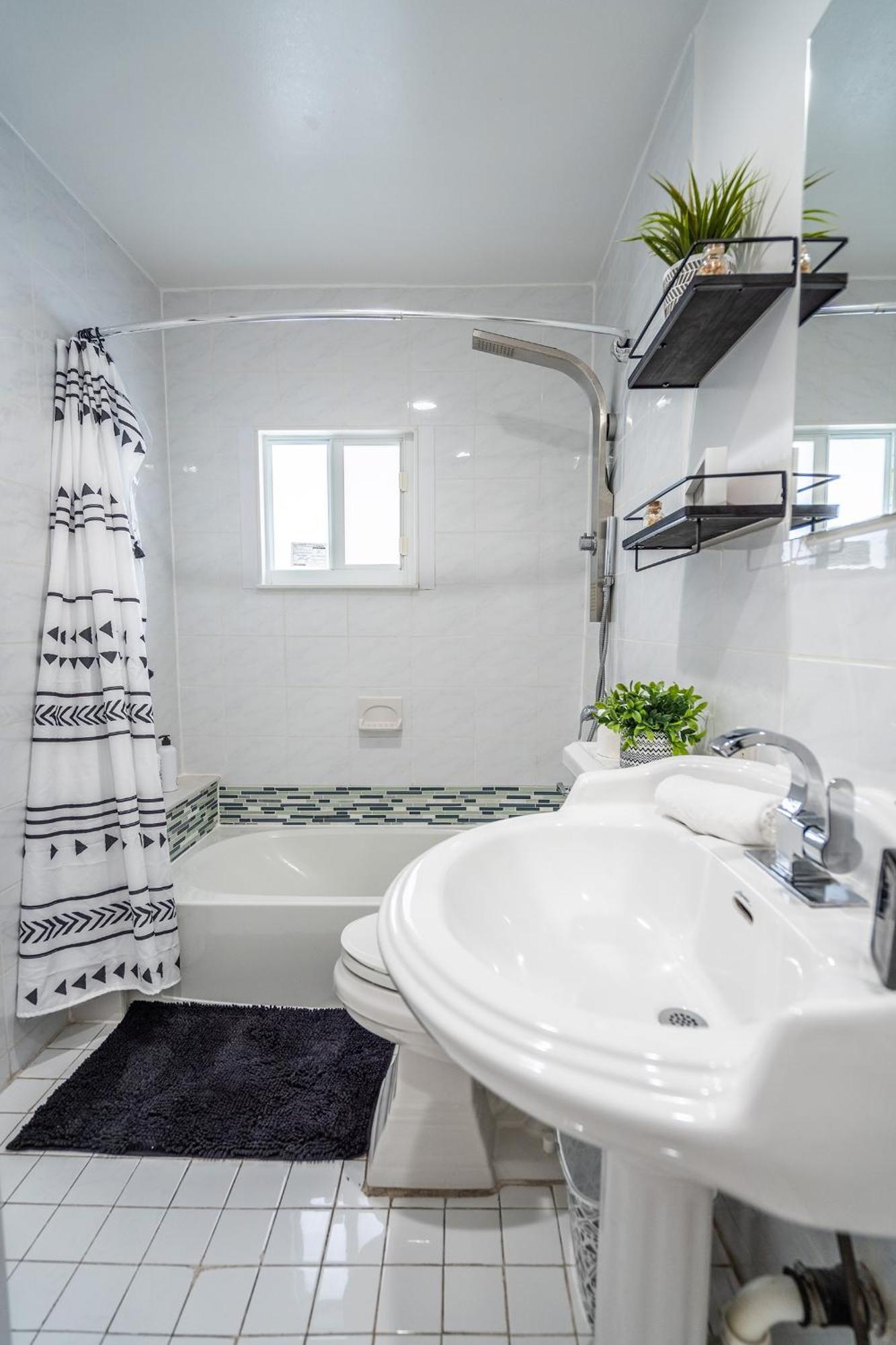 2 Bd W/ Private Parking, Private Yard & W/d